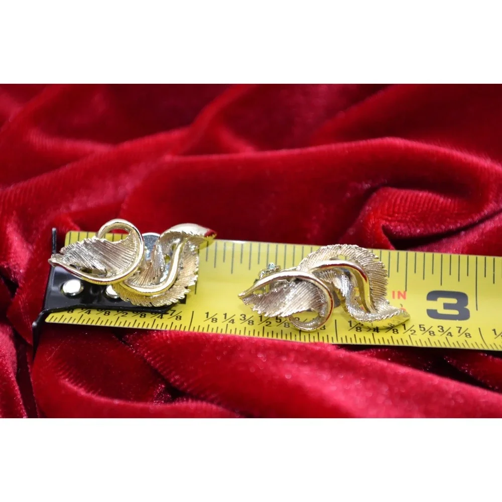 Lisner Vintage Gold Tone Textured Leaf Swirl Clip On Earrings Mid Century Modern